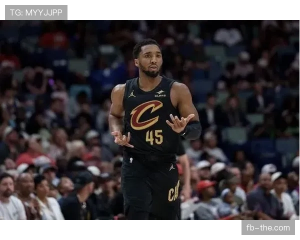 米切尔砍下高效30+，对比布克展现更强关键球掌控力